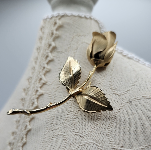 Signed "Giovanni" gold tone Rose Brooch! A Sgl. Rose means "Love at 1st sight" - Picture 1 of 3